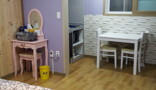 Room (F room Suite room 2F (kitchen + priva)