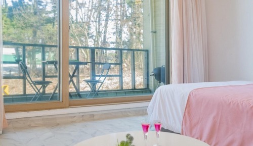 Room (Story 5 (dogs not allowed))