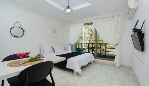 Room (Story 2 (no pets allowed))