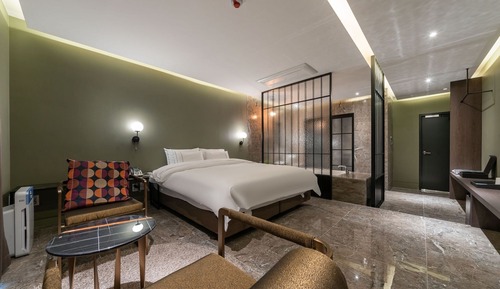 Room (Deluxe (Riverview OTT (Netflix Disney)