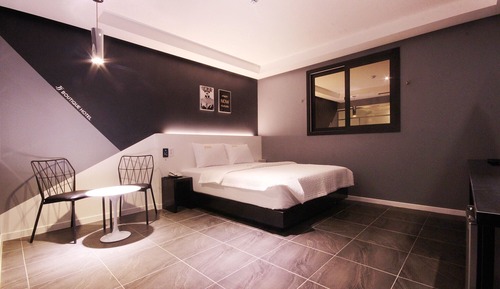 Room (Nordic Modern (Netflix (personal acco)