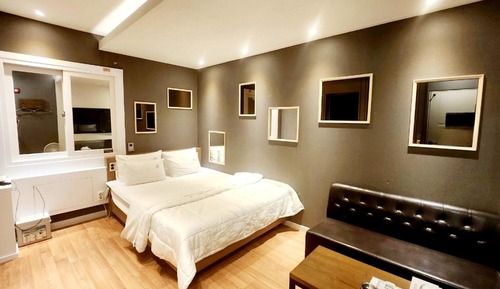 Room (Standard (Netflix platform  All rooms)