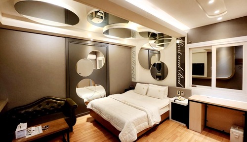 Room (Business (Netflix platform  All rooms)