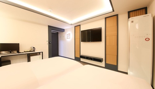 Room (Twin (double + single) (styler provid)