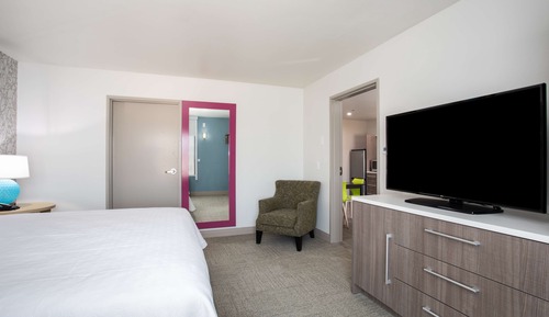 Suite, 1 King Bed, Accessible, Bathtub (Mobility & Hearing)