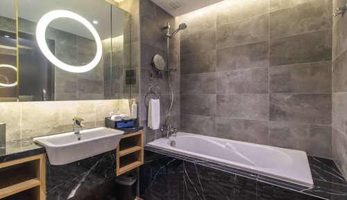 Suite, 1 King Bed (3 Bay)