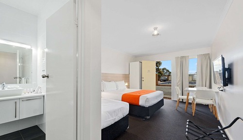 Standard Room (1 Queen Bed, 1 Twin Bed)