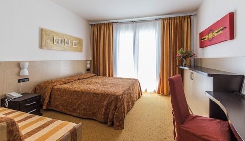 Family Room (2 Adults + 2 Children)