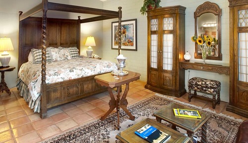 Deluxe Suite, 1 King Bed, Jetted Tub, Courtyard Area