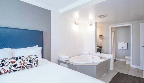 Suite, 1 King Bed, Kitchen (Jacuzzi)