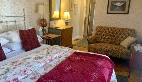 Premium Double Room, Ensuite, Mountain View (Room 8)