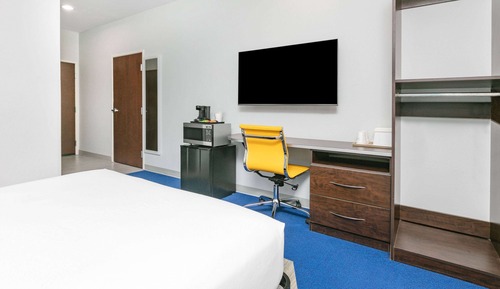 Room, 1 Queen Bed, Accessible, Non Smoking (Mobility/Hearing, Roll-In Shower)