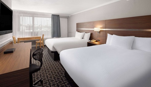 Room, Non Smoking (1 King & 1 Queen Bed)