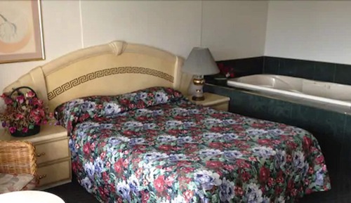 Deluxe Suite, 1 Queen Bed, Jetted Tub