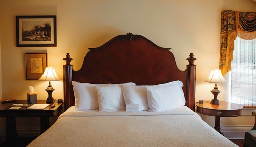 Classic Room, 1 King Bed, Pool View