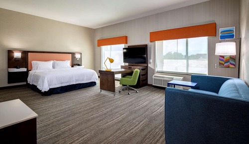 Studio, 1 King Bed, Refrigerator & Microwave (Wet bar)