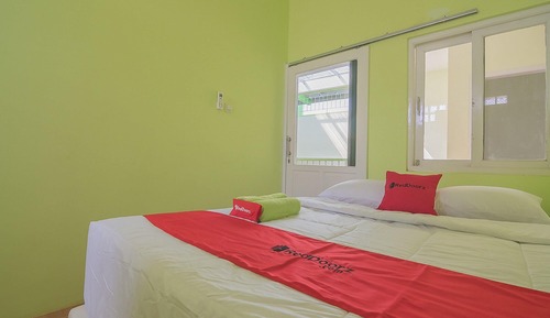 Double Room (RedDoorz)