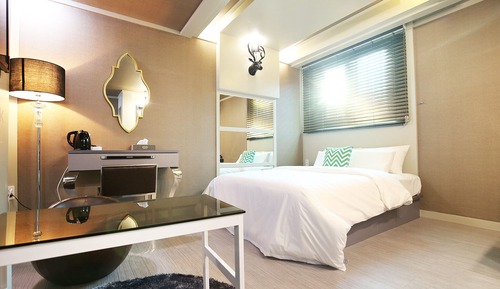 Deluxe Double Room, 1 Double Bed, Smoking, City View