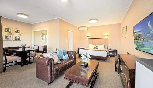 Hillview Spa Suite with One King Bed