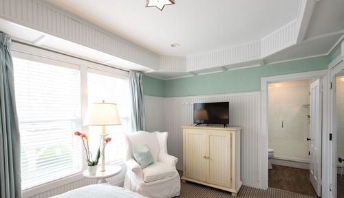 Tides King with Seating Area