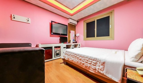 Room (General Taxi, Netflix)