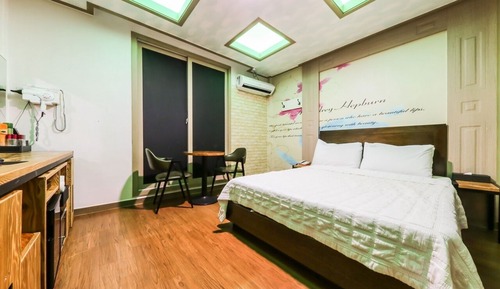 Mid-size Taxi (Netflix, Ocean View)