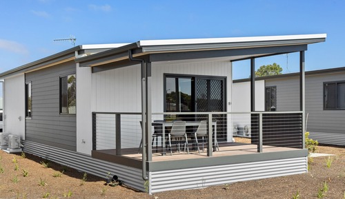 Deluxe 2 Bedroom Cabin - Sleeps 6