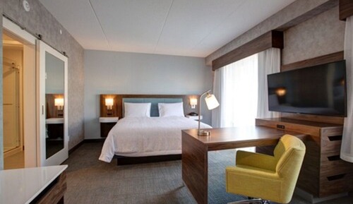 Studio, 1 King Bed, Refrigerator & Microwave (Wet bar)