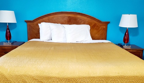 Basic Room, 1 King Bed