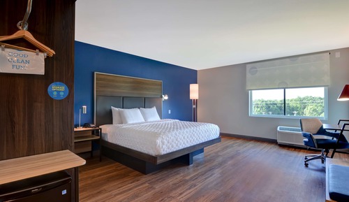 Room, 1 King Bed, Accessible (Mobility & Hearing, Roll-In Shower)