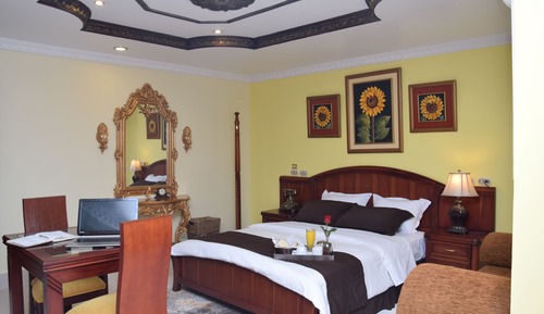 Deluxe Suite, 1 Queen Bed, Private Bathroom