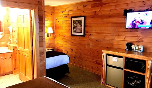 Lodge Room, 1 Queen Bed and 1 Twin