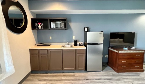 Suite, 1 King Bed, Non Smoking, Kitchenette