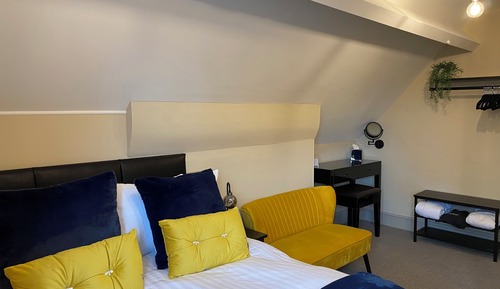 DOUBLE RM WITH EXTERNAL PRIVATE BATHROOM