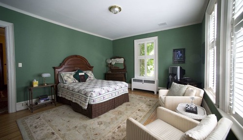 Room 1 - Green Room (private bathroom across the hall)