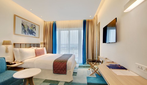 Standard Room, 1 Queen Bed, Balcony (Turf View)