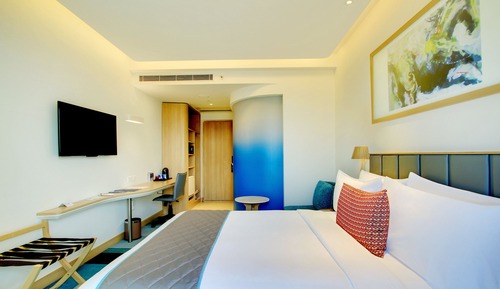 Standard Room, 1 Queen Bed (Turf View)