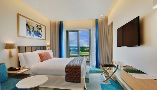 Standard Room, 1 Queen Bed, Smoking (Turf View)