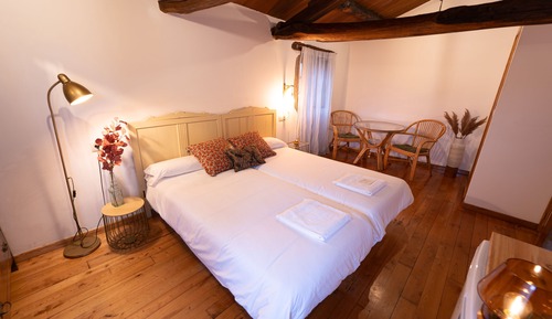 Double Room, 2 Twin Beds (2. Triacastela)