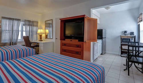 Studio, 2 Queen Beds, Mobility Accessible, Poolside