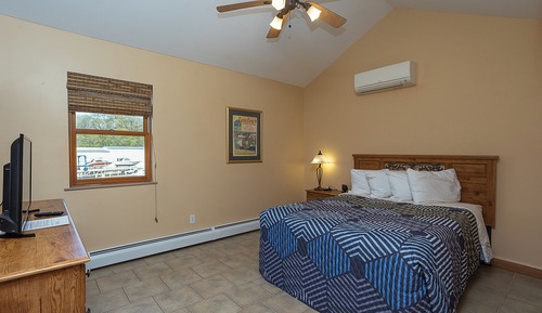 Queen Suite 5 (End Unit, Breakfast Turret)