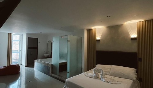 Standard Suite, Jetted Tub