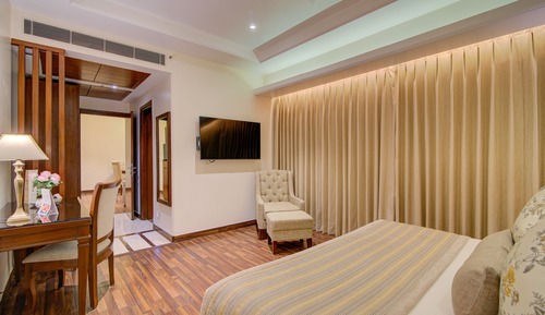 Junior Suite, 1 King Bed, Accessible