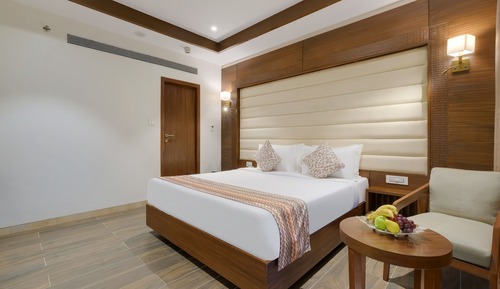 Fern Club Suite with Bathtub, Balcony and City View