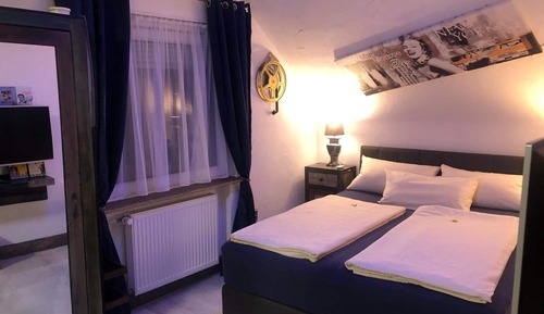 Double Room, 1 Queen Bed