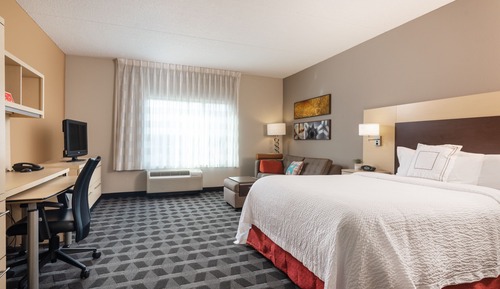 Studio, 1 King Bed with Sofa bed, Non Smoking (Mobility/Hearing Access, Roll-in Shwr)