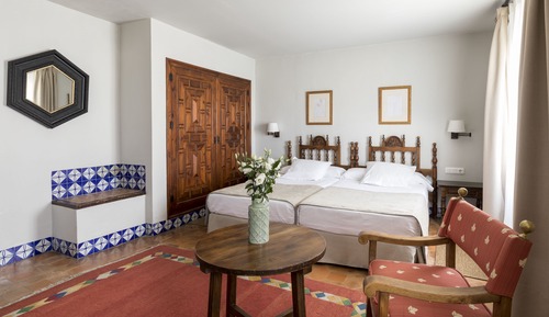 Standard Twin Room (2 Adults and 1 Child)