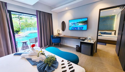 Premier Grand Connecting Room with Pool Access
