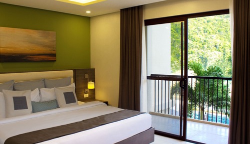 Laguna Pool View Connecting Room