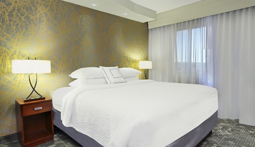 Suite, 1 Bedroom, Non Smoking (Mobility/Hearing Access, Roll-in Shwr)